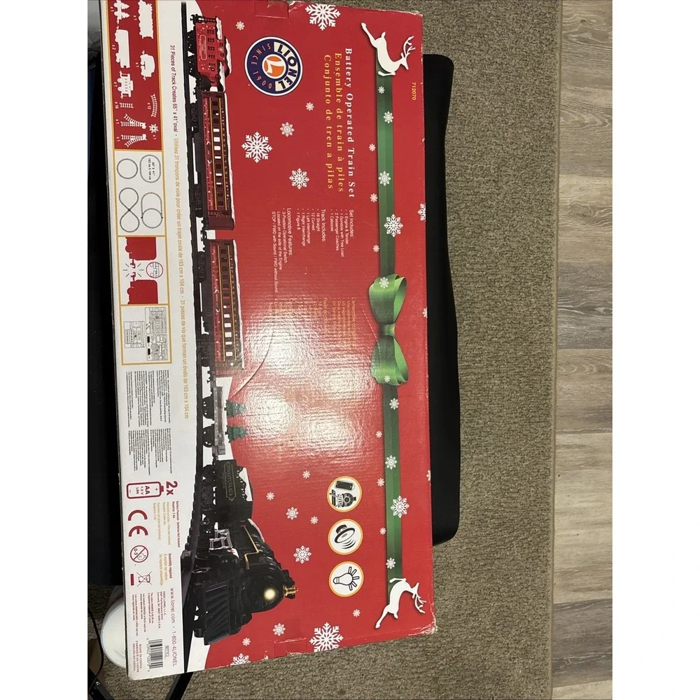 NEW Lionel 37-Piece Battery Operated Christmas Railroad Train Set Penn 712070